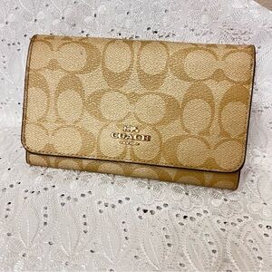 FLAP WALLET IN SIGNATURE CANVAS (COACH F32484)